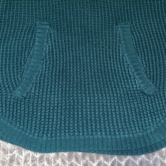 Michael Kors Cable Knit Turtleneck sweater.  Size Small.  Scoop hemline. - Picture 5 of 8